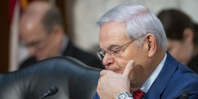 Στη φυλακή από σήμερα ο Μπομπ Μενέντεζ – Θα εκτίσει ποινή 11 ετών για διαφθορά και δωροδοκία