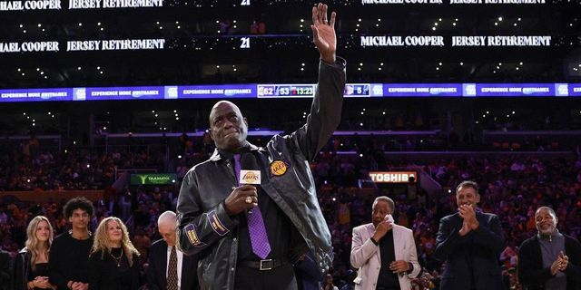 NBA: Οι Λέικερς απέσυραν την φανέλα του Μάικλ Κούπερ