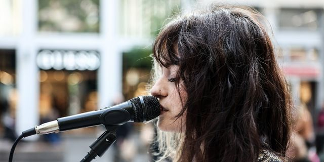 Κάποια Κυριακή, θα την πετύχεις με την κιθάρα της – Η ιστορία της Ναταλί