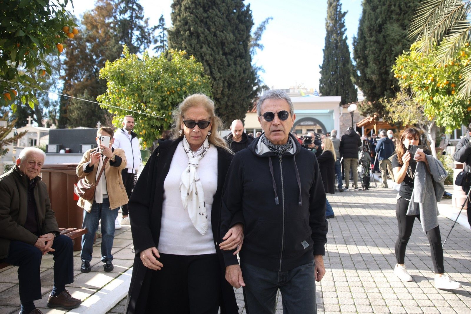 Ο Γιώργος Νταλάρας στην κηδεία της Καίτης Γκρέυ