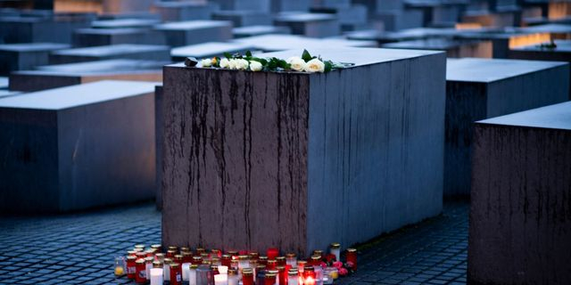 Επιζώντες Άουσβιτς: “Η σιωπή οδηγεί στους θαλάμους αερίων”