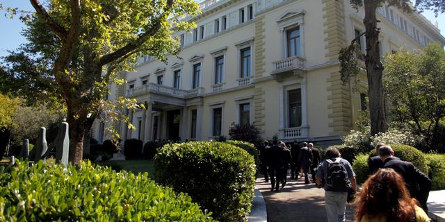 Τρία κόμματα, τρεις υποψήφιοι και… “χέστηκε η φοράδα στ’ αλώνι”