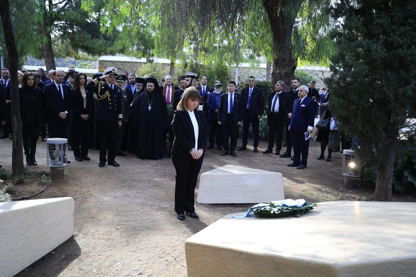 Κατάθεση στεφανιού από την Πρόεδρο της Δημοκρατίας Κατερίνα Σακελλαροπούλου, στο Μνημείο Ολοκαυτώματος, στο Θησείο, για την Ημέρα Μνήμης των Ελλήνων Εβραίων Μαρτύρων και Ηρώων του Ολοκαυτώματος, Δευτέρα 27 Ιανουαρίου 2025.