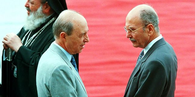 Ο Κώστας Σημίτης και ο Κωστής Στεφανόπουλος ήταν δύο προσωπικότητες με πολλά κοινά σημεία στις αντιλήψεις τους για την άσκηση της πολιτικής. Ο Χριστόδουλος ήταν σε εντελώς διαφορετικό κόσμο και, όταν είπε να τα βάλει με τον Σημίτη, υπέστη συντριπτική ήττα