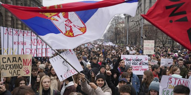 Παραιτήθηκε ο πρωθυπουργός της Σερβίας μετά τις μαζικές διαδηλώσεις