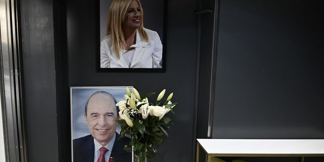 Κώστας Σημίτης: Μεσίστια η σημαία στα γραφεία του ΠΑΣΟΚ – Η φωτογραφία δίπλα στη Φώφη Γεννηματά