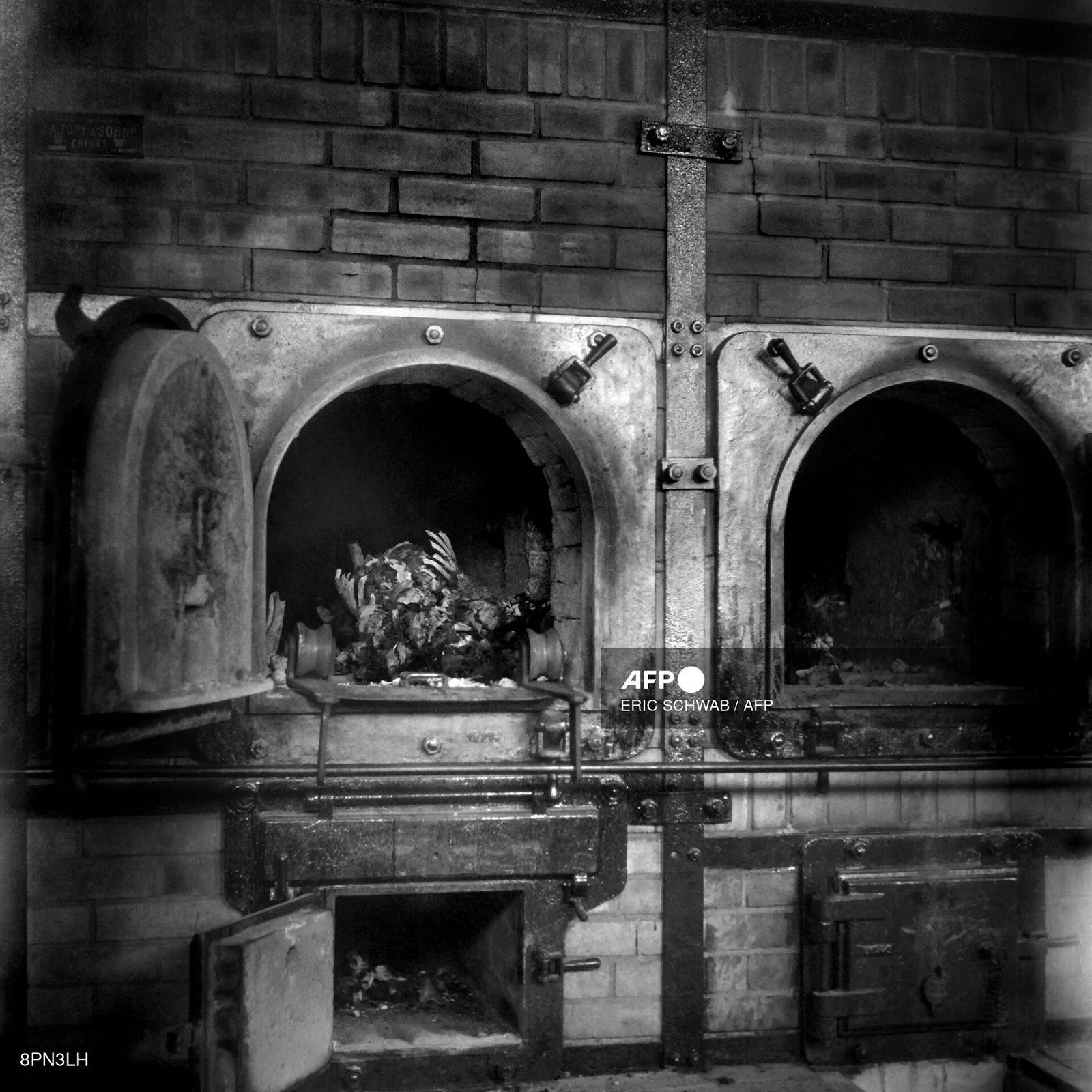 Ένα σώμα φαίνεται σε κλίβανο καύσης στο στρατόπεδο συγκέντρωσης Μπούχενβαλντ τον Απρίλιο του 1945.