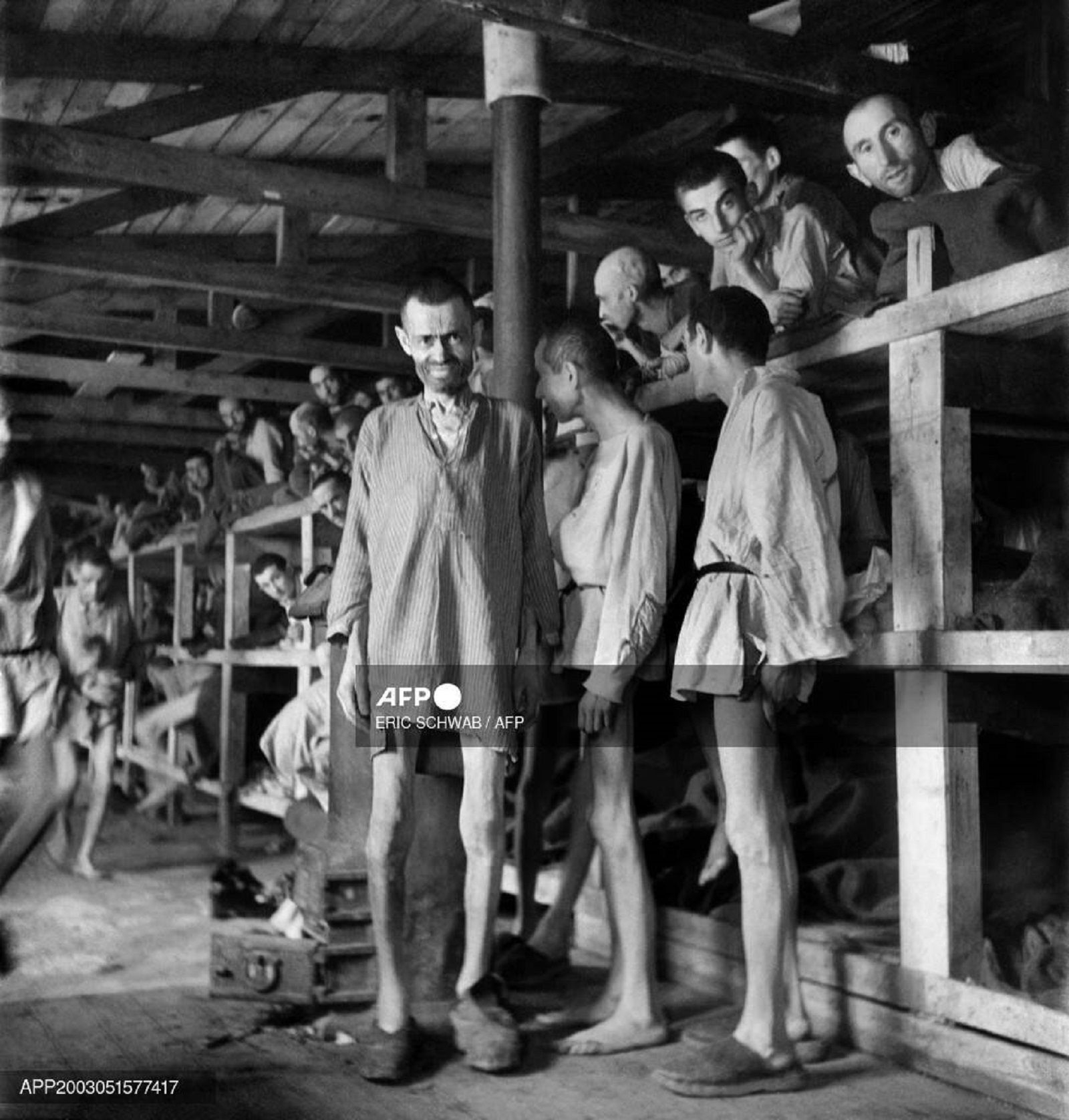 Κρατούμενοι, ντυμένοι με πουκάμισα και τσόκαρα που τους δόθηκαν κατά την άφιξή τους στο στρατόπεδο. 