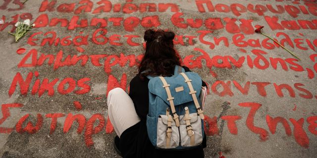 Τα ονόματα των θυμάτων των Τεμπών, έξω από τη Βουλή