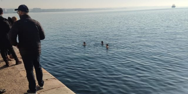 Φοιτήτριες βούτηξαν την Πρωτοχρονιά στον Θερμαϊκό