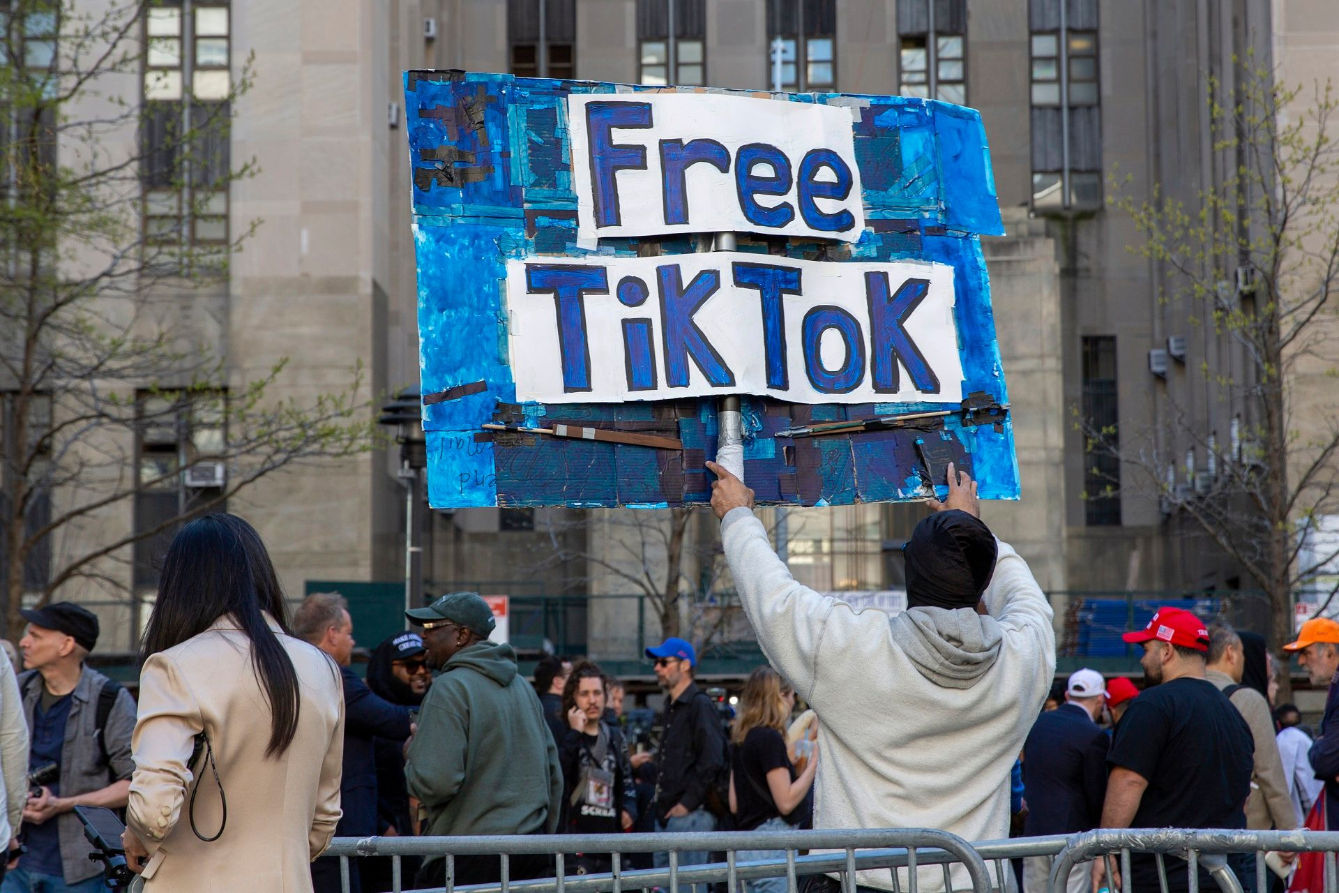 Ένας άνδρας κρατά ένα πανό με τη φράση «Free TikTok»