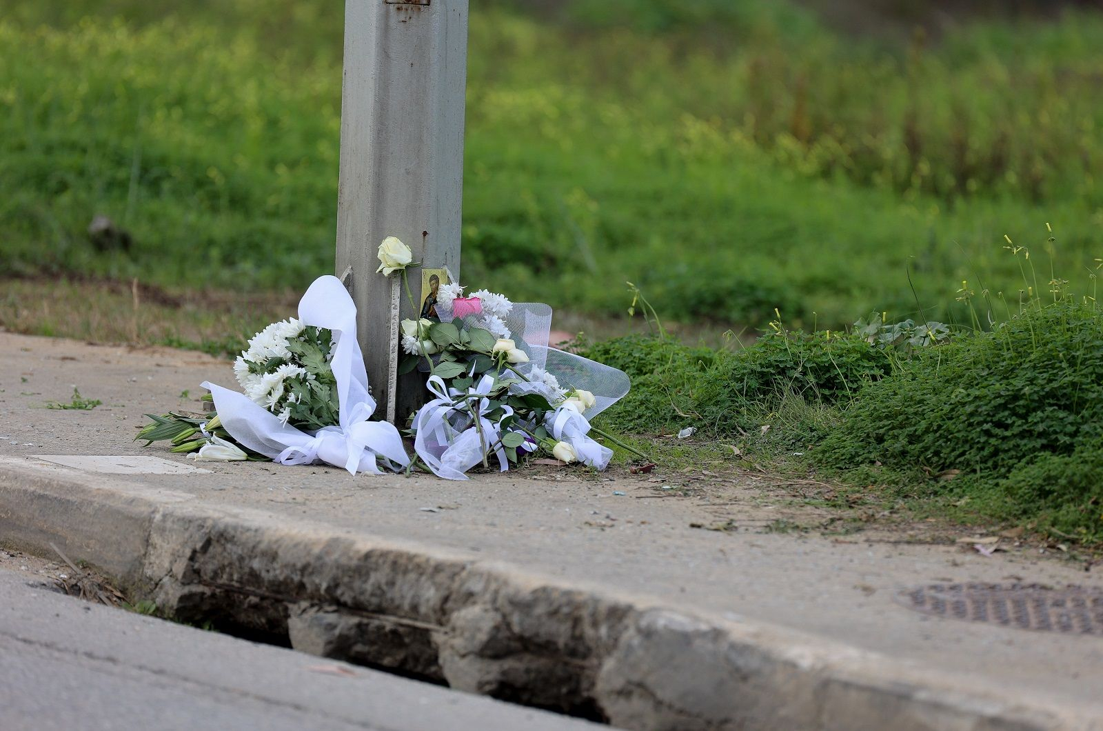 Λουλούδια στον τόπο όπου σκοτώθηκε ο 22χρονος, στην Κρήτη, λόγω τροχαίου