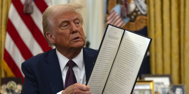 Πακέτο εθελουσίας εξόδου για τους κρατικούς υπαλλήλους προτείνει ο Τραμπ