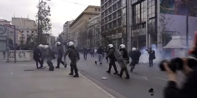 Απρόκλητη αστυνομική επίθεση στην πορεία για τα Τέμπη
