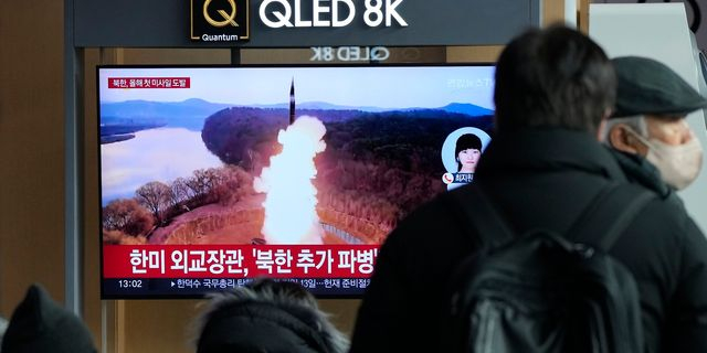 Η εκτόξευση βαλλιστικού πυραύλου από τη Βόρεια Κορέα στους τηλεοπτικούς δέκτες κατοίκων της Σεούλ