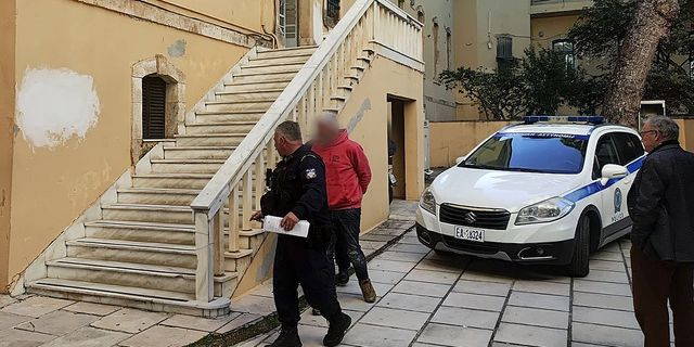 Μεταγωγή στον εισαγγελέα Χανίων του υπό επήρεια μέθης οδηγού που προκάλεσε τροχαίο δυστύχημα στη λεωφόρο της Σούδας με θύμα 22χρονο άνδρα.