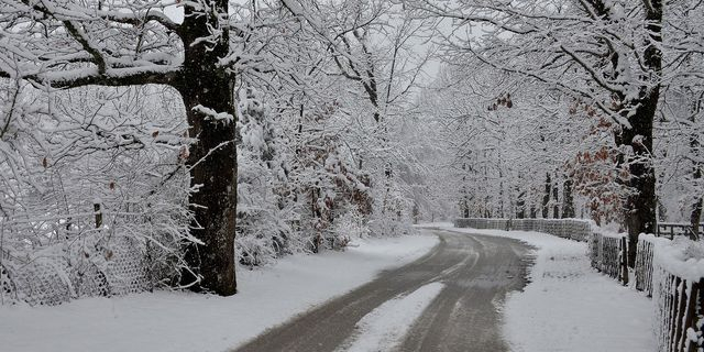 Χιόνια στην Πάρνηθα – Διακοπή κυκλοφορίας