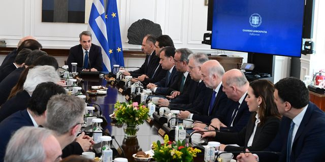 Μετά την πρόταση δυσπιστίας, ανασχηματισμός – Όλα τα σενάρια