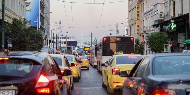 Κίνηση στους δρόμους: “Μπλοκαρισμένος” ο Κηφισός, καθυστερήσεις στην Αττική Οδό – LIVE ΧΑΡΤΗΣ