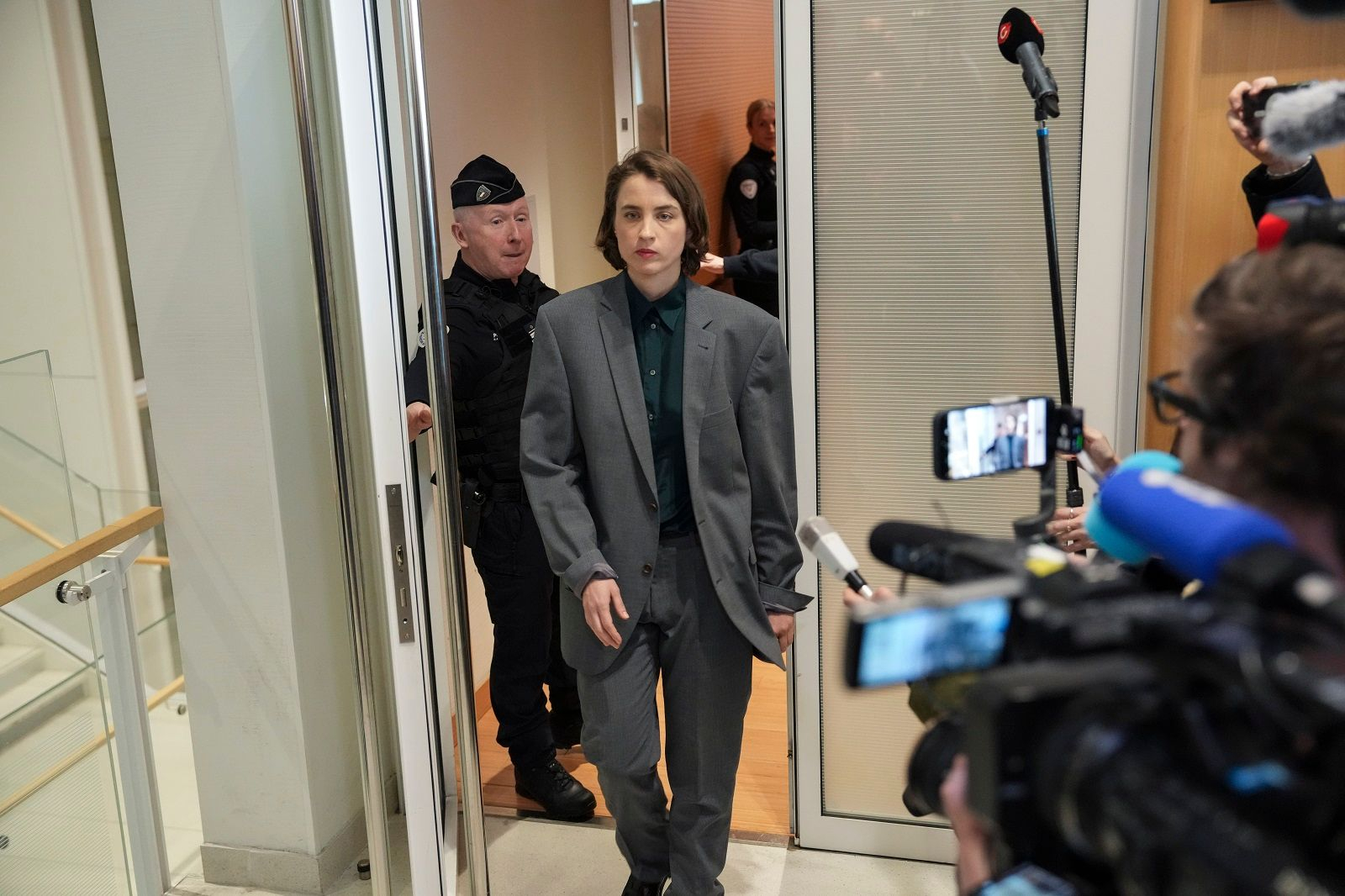 Δικαστήριο έκρινε ένοχο τον σκηνοθέτη Κριστόφ Ρουζιά για τη σεξουαλική κακοποίηση της ηθοποιού Αντέλ Ενέλ, όταν αυτή ήταν ανήλικη