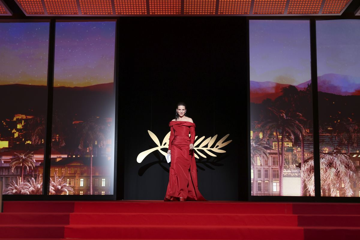 Η Ζιλιέτ Μπινός στην τελετή έναρξης του 77ου Διεθνούς Φεστιβάλ Κινηματογράφου των Καννών