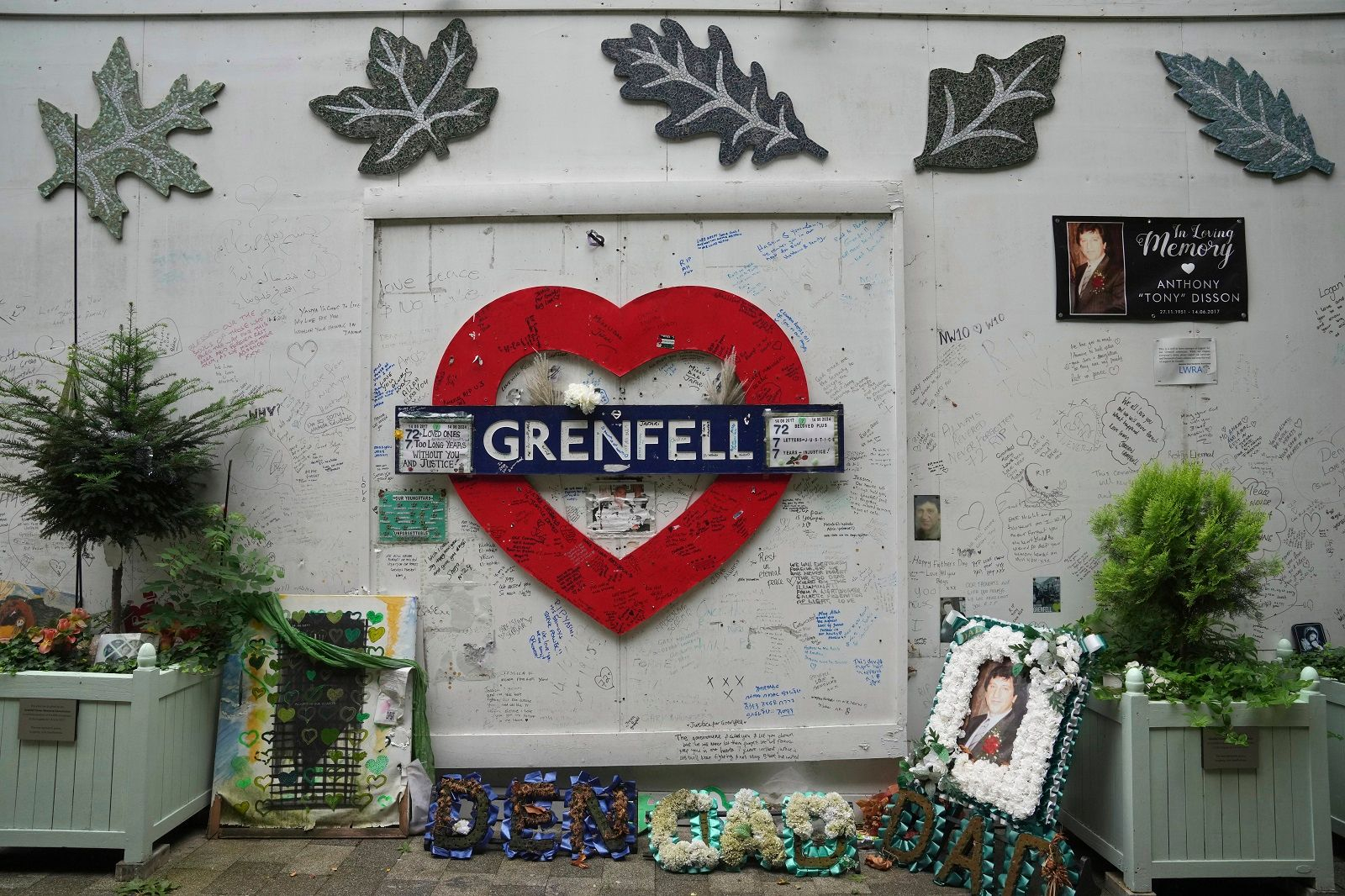 Τοίχος μνήμης για τα 72 θύματα της φωτιάς στον πύργο Grenfell 