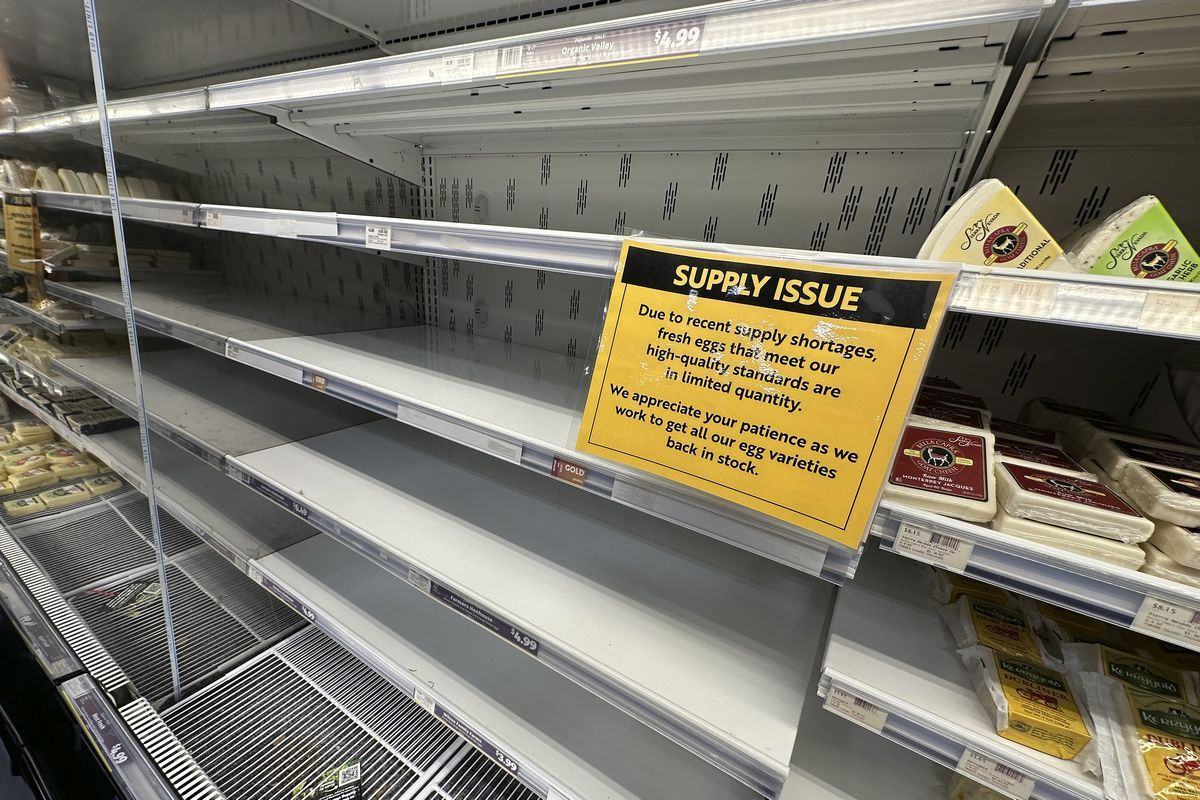 Άδεια τα ράφια των αυγών σε κατάστημα τροφίμων στο Ντένβερ