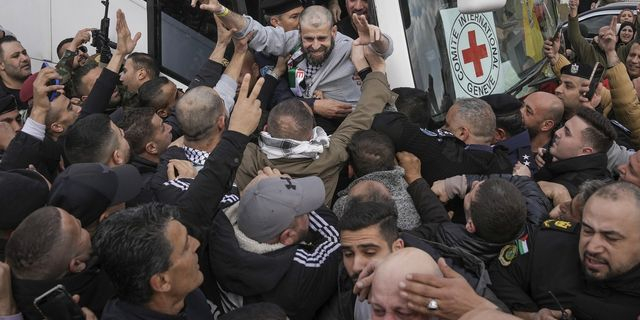 Παλαιστίνιοι κρατούμενοι μετά την απελευθέρωσή τους από την ισραηλινή φυλακή φτάνουν στη Ραμάλα της Δυτικής Όχθης