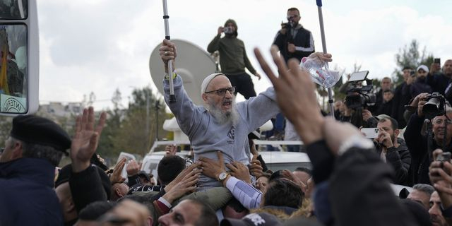 Παλαιστίνιοι κρατούμενοι μετά την απελευθέρωσή τους από την ισραηλινή φυλακή φτάνουν στη Ραμάλα της Δυτικής Όχθης