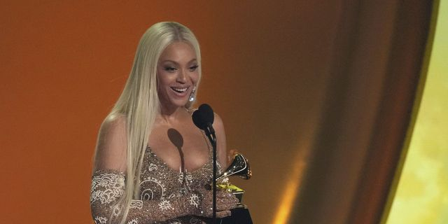 Η Beyonce παραλαμβάνει το βραβείο Grammy για το κάντρι άλμπουμ της χρονιάς "COWBOY CARTER"