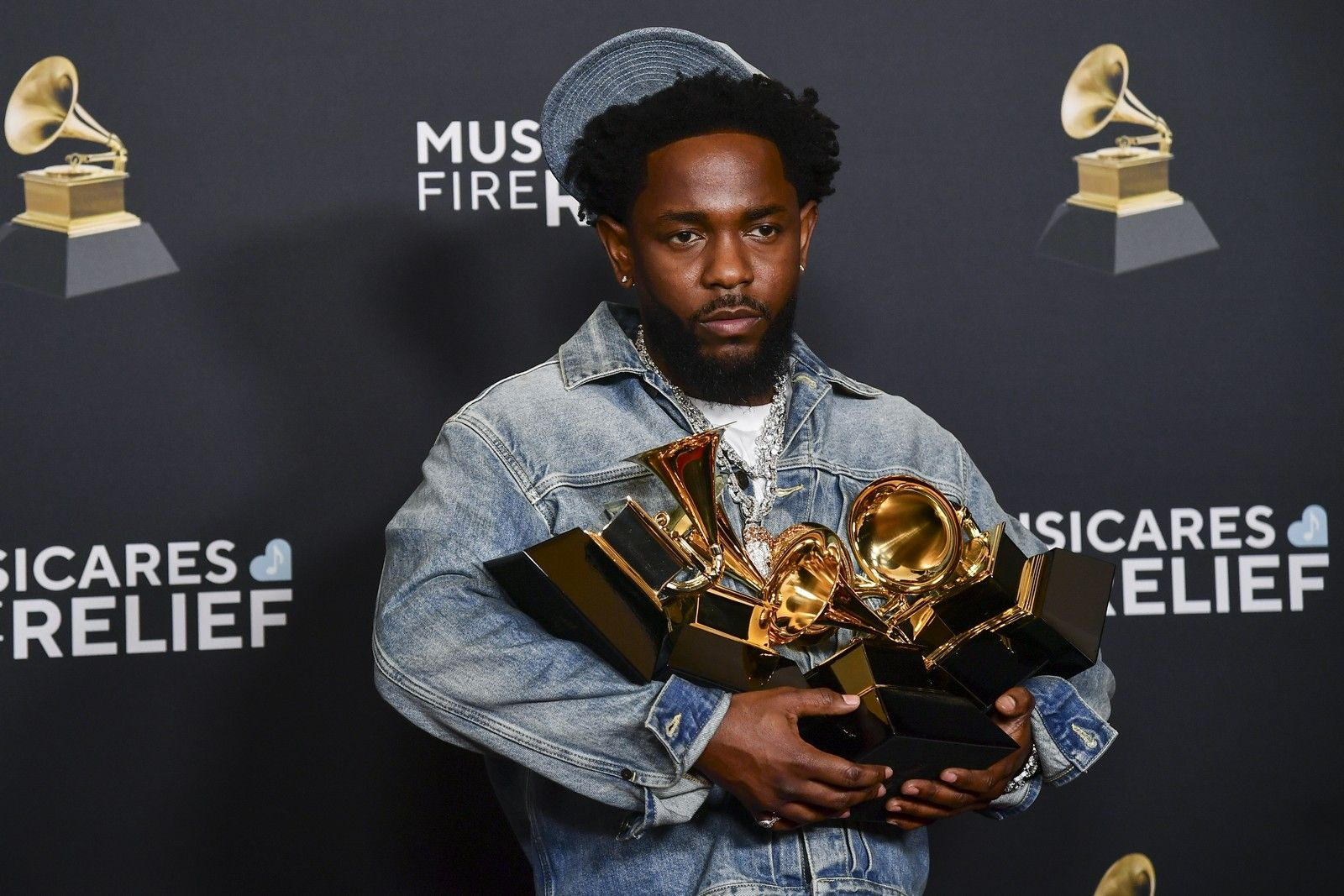 Ο Kendrick Lamar με τα βραβεία Grammy στην αγκαλιά του