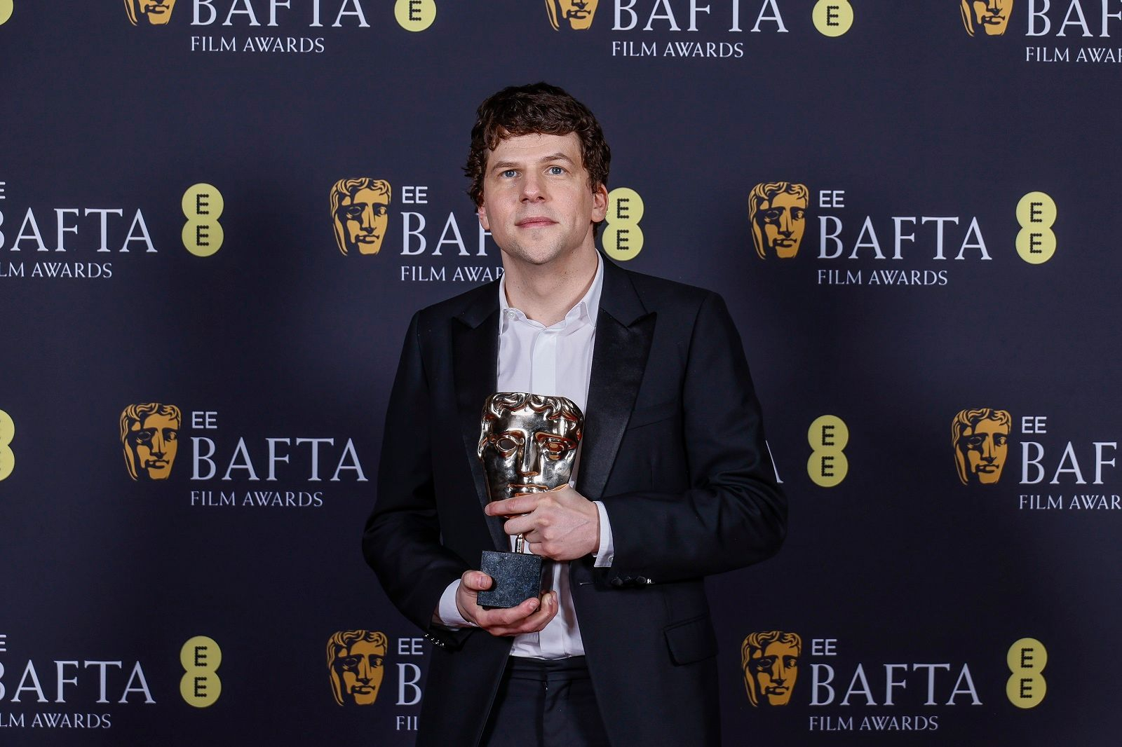 Ο Jesse Eisenberg παραλαμβάνει το BAFTA Β' Ανδρικού Ρόλου για λογαριασμό του Kieran Culkin