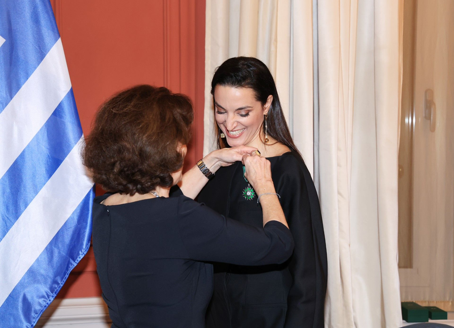 Η στιγμή της παρασημοφίρησης της Κατερίνας Ευαγγελάτου