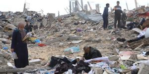 Παλαιστίνιοι αναζητούν προσωπικά τους αντικείμενα στα ερείπια της πόλης Ράφα, στη νότια Γάζα, Παλαιστίνη.