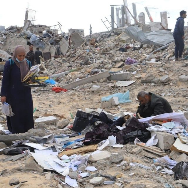 Παλαιστίνιοι αναζητούν προσωπικά τους αντικείμενα στα ερείπια της πόλης Ράφα, στη νότια Γάζα, Παλαιστίνη.