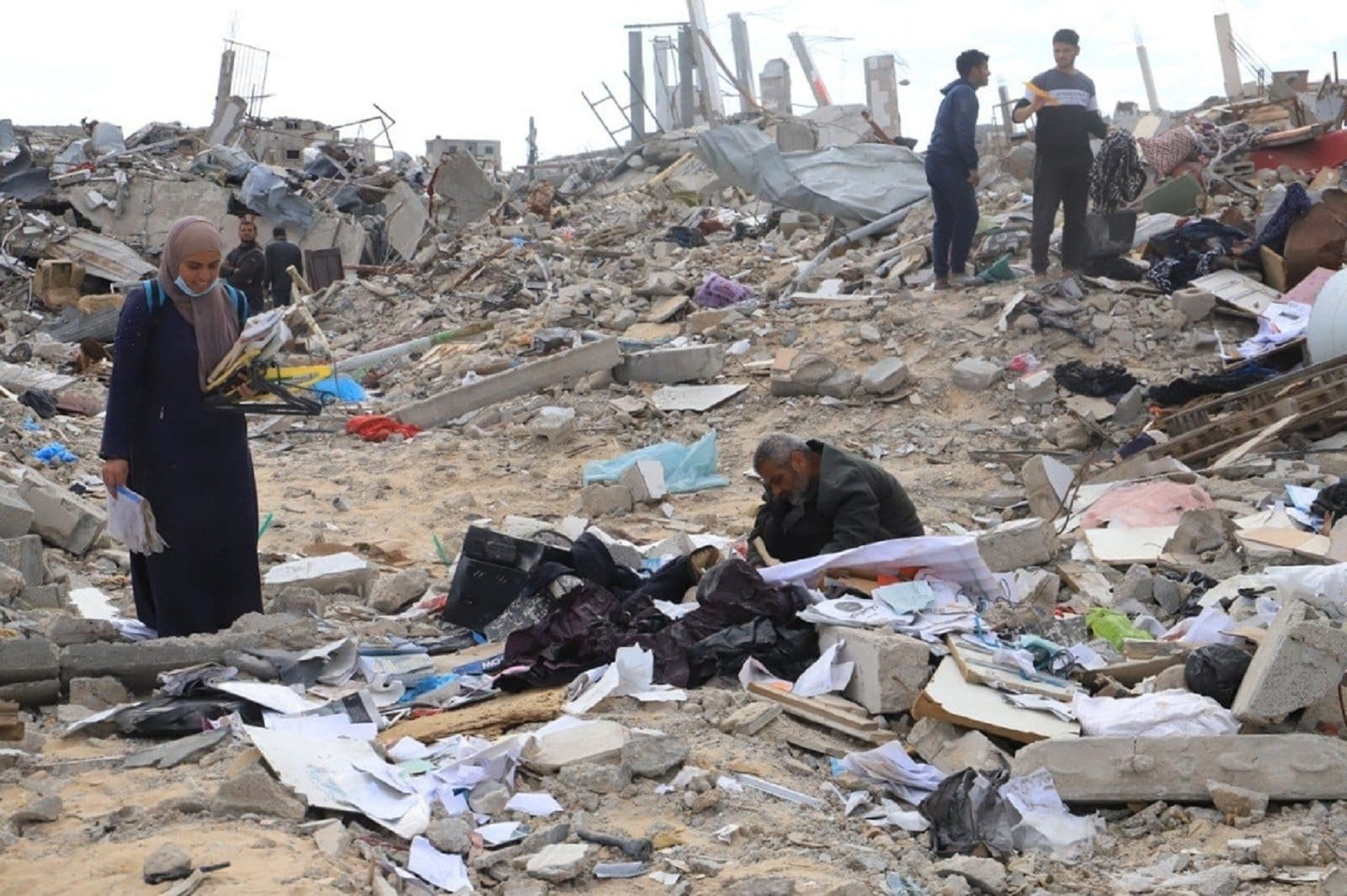 Παλαιστίνιοι αναζητούν προσωπικά τους αντικείμενα στα ερείπια της πόλης Ράφα, στη νότια Γάζα, Παλαιστίνη.