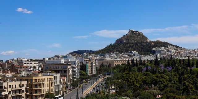 Προσαγωγές νεαρών στον Λυκαβηττό – Επιχείρησαν να αναρτήσουν πανό για τα Τέμπη