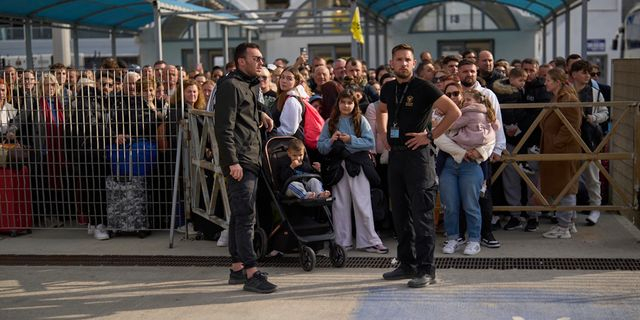 Σαντορίνη: Άρον άρον εγκαταλείπουν το νησί κάτοικοι και τουρίστες