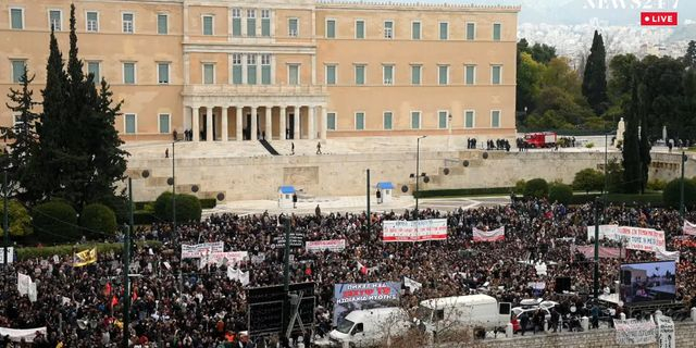 Η ιστορική συγκέντρωση στο Σύνταγμα για τα Τέμπη – Δύο χρόνια μετά