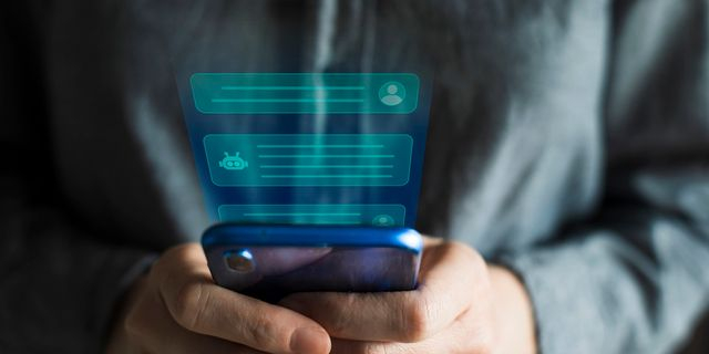 Άνδρας χρησιμοποιεί chatbot (φωτογραφία αρχείου)