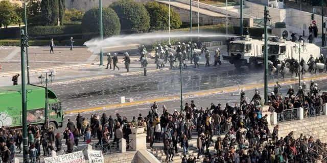 Τέμπη: Η στιγμή που τα ΜΑΤ διαλύουν την ειρηνική συγκέντρωση στο Σύνταγμα (ΒΙΝΤΕΟ)
