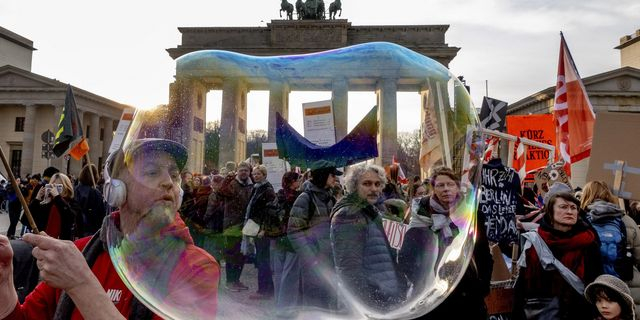 Γερμανία: Διαδηλώσεις κατά της ακροδεξιάς στο Αμβούργο – Πορεία νεοναζί στο Βερολίνο