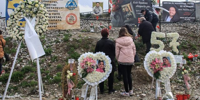 Τέμπη: Συγκίνηση στο τρισάγιο στην μνήμη των 57 θυμάτων