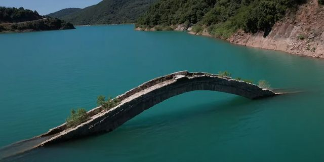 “Το γεφύρι του Μανώλη” που εμφανίζεται και εξαφανίζεται στα μάτια των περαστικών