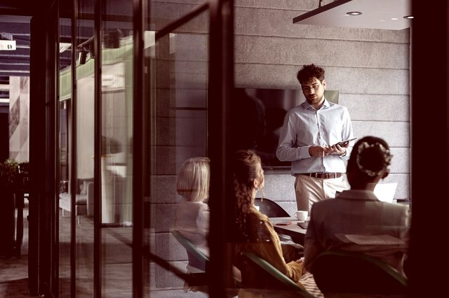 ‌Η Gen Z δεν περνάει καθόλου καλά στη δουλειά. Ο βασικός λόγος