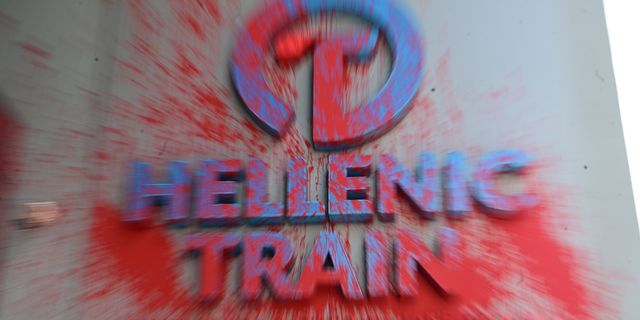 Hellenic Train: Ομάδα 15 ατόμων έσπασε τζάμια και πέταξε μπογιές στα γραφεία της εταιρείας