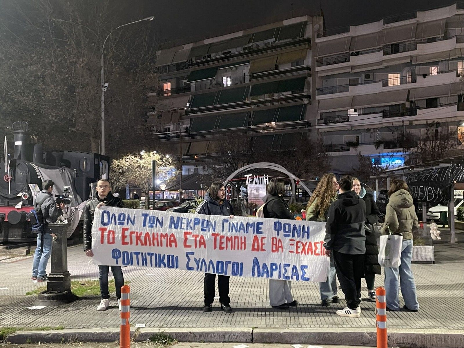 Φοιτητές της Ιατρικής Λάρισας απέκλεισαν για 57 λεπτά τις γραμμές του τρένου στη Λάρισα