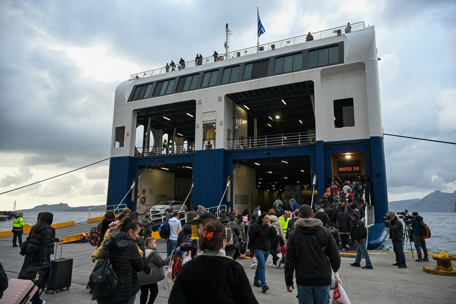 Κάτοικοι της Σαντορίνης εγκαταλείπουν το νησί μέσω πλοίων από το λιμάνι του Αθηνιού, μετά την έντονη σεισμική δραστηριότητα των τελευταίων ημερών