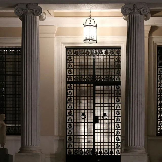 Σκάνδαλα και παραλλαγή για το Μαξίμου