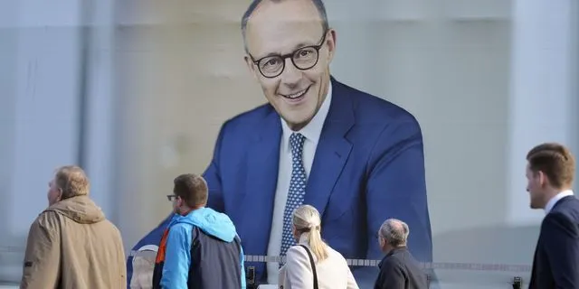 Κόσμος μπροστά σε αφίσα του Friedrich Merz